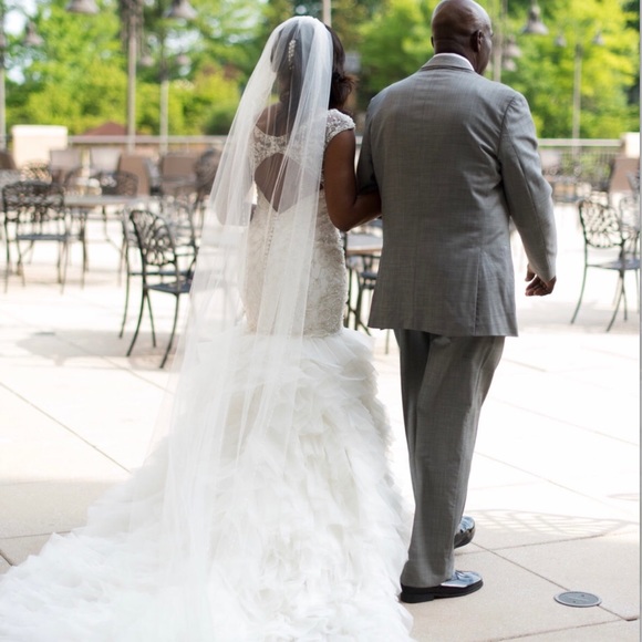 Stunning Wedding Gown! - Picture 8 of 8